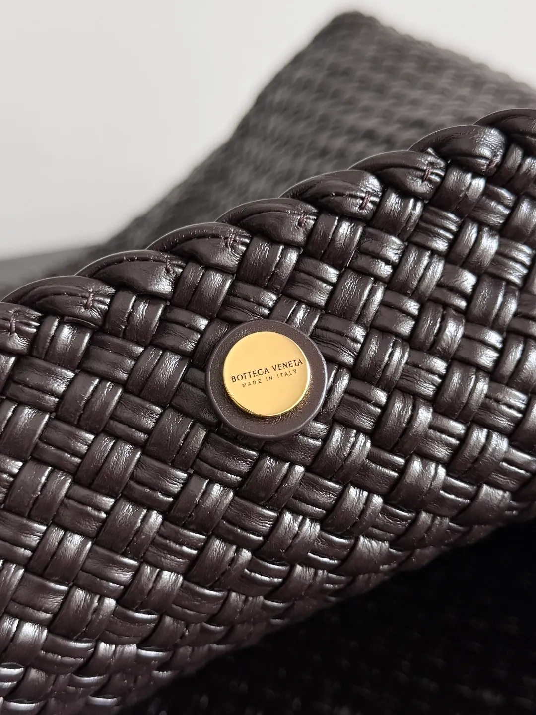 Batch 7360 BOTTEGA VENETA new product large Tosca Baci Baci means Kiss in Italian. Different from the previous Tosca style, this time the entire handbag presents a triangular shape design, and the handle is also designed with a single handle. The delicateness of each stitch of the craftsman's weaving, and the warmth of the handwork are like freshly baked bread! This is a bag that only experienced craftsmen can weave. The lightweight material and large capacity make it easy to carry whether you are an office worker or a student party😍Not only that, this bag is full of fashion, making you the center of attention whether it is for daily outings or important occasions👀 Style number: 762635 Size: 54*39.5*6cm